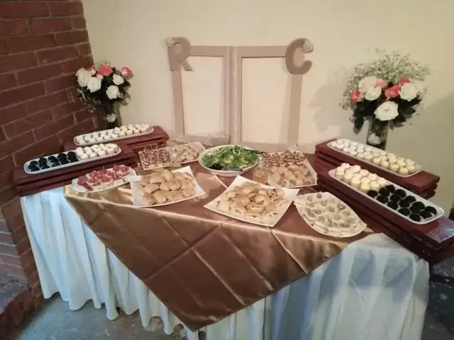 Mesa de bocadillos y postres decorada para una boda