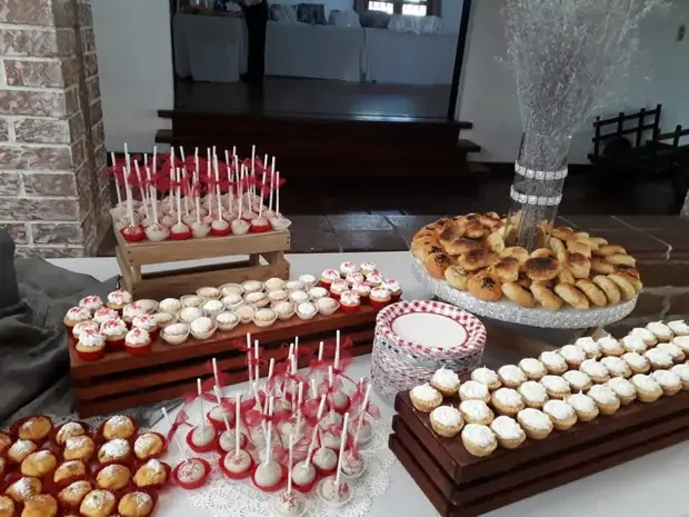 Candy bar con cake pops, tartaletas y cuernitos