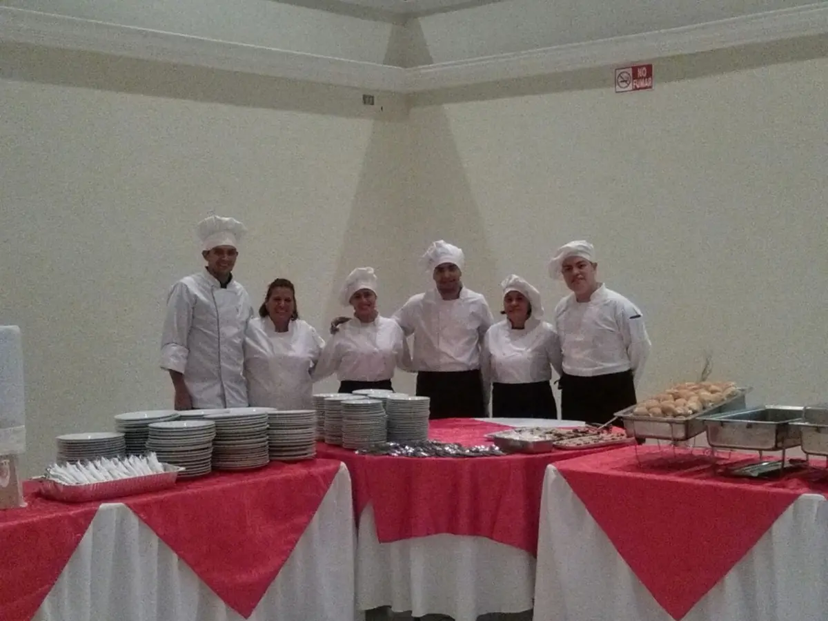 Equipo de cocineros de Buffet Express junto a la mesa de servicio