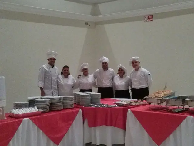 Equipo de cocineros de Buffet Express junto a la mesa de servicio